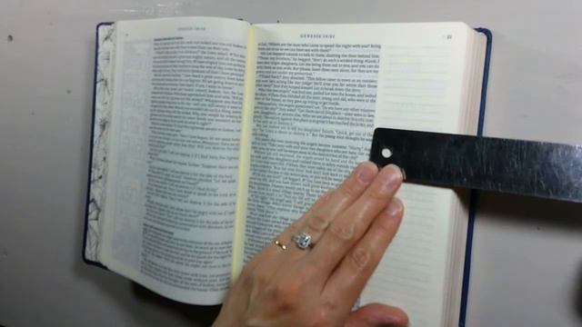 Navy Inspire Bible Review & Giveaway | #Tyndale | #InspireBible | GIVEAWAY