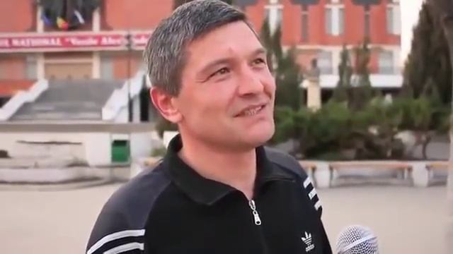 На улице у людей спрашивают Что такое Пасха .mp4 смотреть онлайн