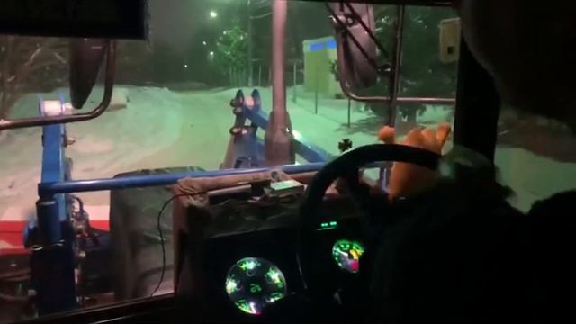 Трактор Мтз-82, помощь чистка снега в больнице. Буксуем,застреваем, но Беларусь прет красава. смотреть онлайн