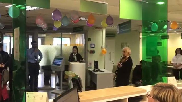 8-е марта в отделении Сбербанка. смотреть онлайн