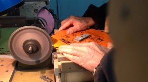 Заточка победитового диска на самодельном приспособлении. Заточка диска с твердосплавными напайками