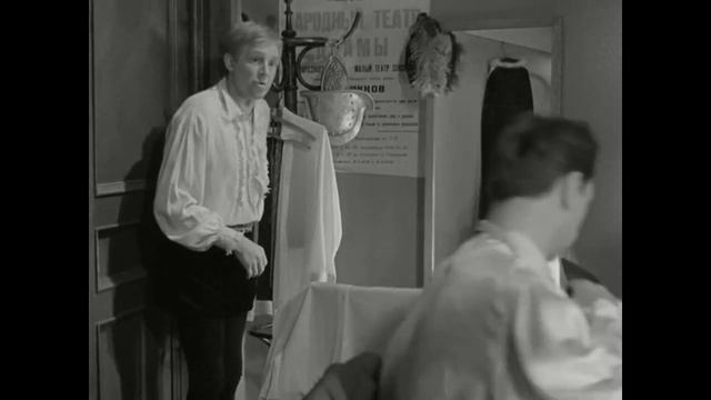 Товарищи! Зрителей полный стадион! Прошу всех на сцену! Да, не забудьте сказать: Быть или не быть? смотреть онлайн