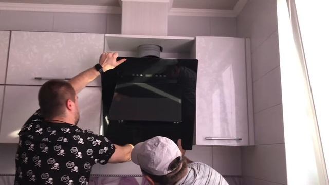 Шок!!!!Кто то застрял в трубе в Кухонной Вытяжке/Спасение зверя/ смотреть онлайн