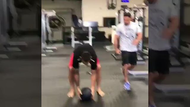 Фабрисио Вердум тренируется смотреть онлайн