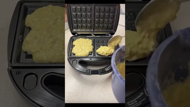 Сырники с черничным соусом