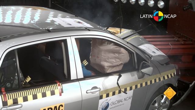 Crash Test com Nissan Tiida Sedan смотреть онлайн
