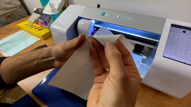 Демонстрация работы плоттера для нарезки гидрогелевой плёнки Rock Space ZC1 смотреть онлайн