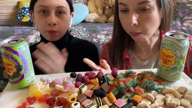 СЛАДКИЙ И КИСЛЫЙ МУКБАНГ/МАРМЕЛАДКИ HARIBO, CHUPA CHUPS, БОН ПАРИ/SWEET AND SOUR MUKBANG/MARMALADE смотреть онлайн