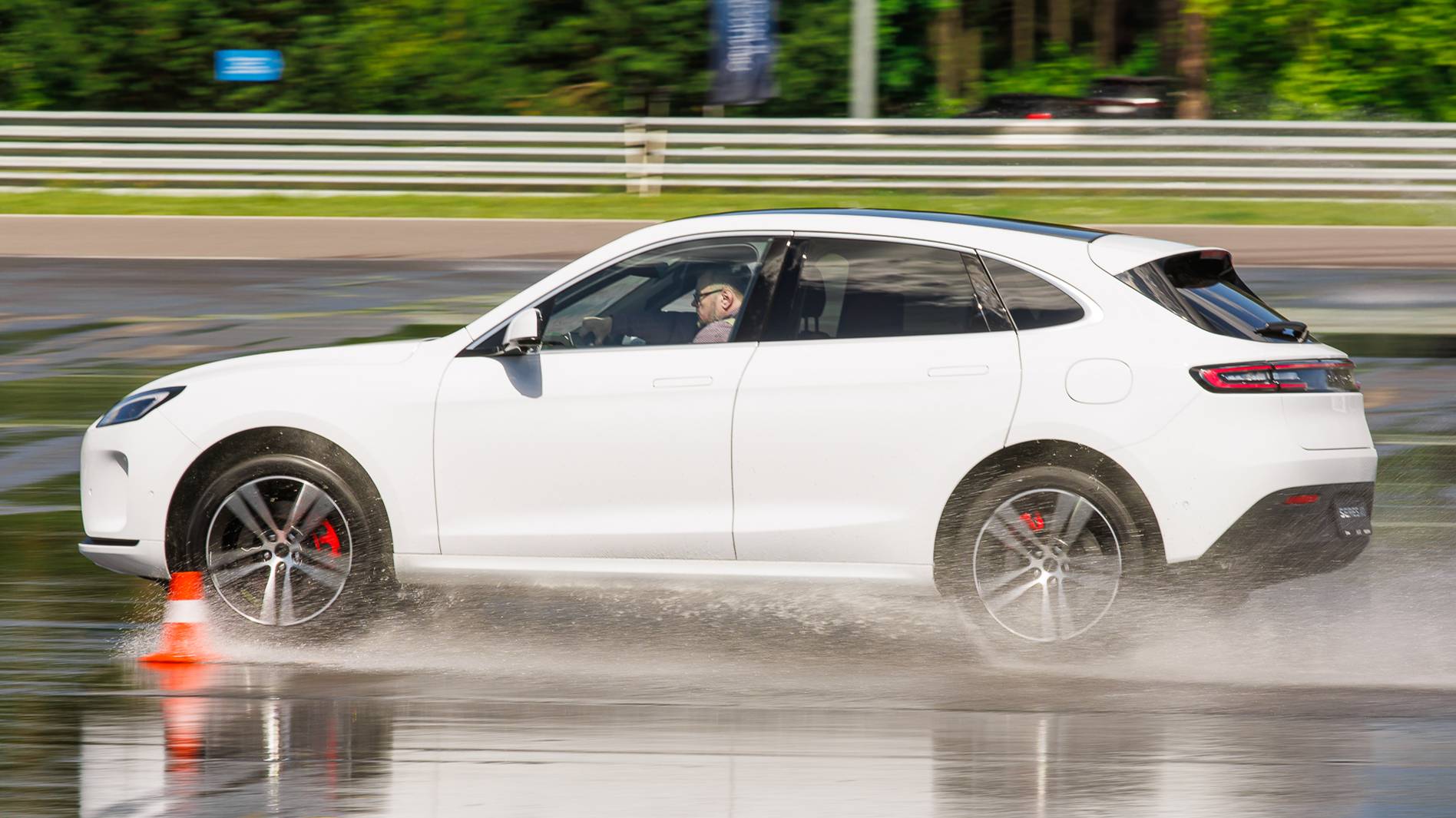 SERES AITO M5 – премиальный гибридный кроссовер. Тест на полигоне. смотреть онлайн