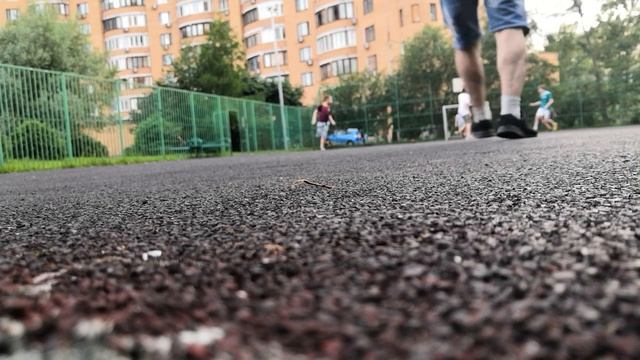 Футбол во дворе. Как надо! Жарко только... смотреть онлайн