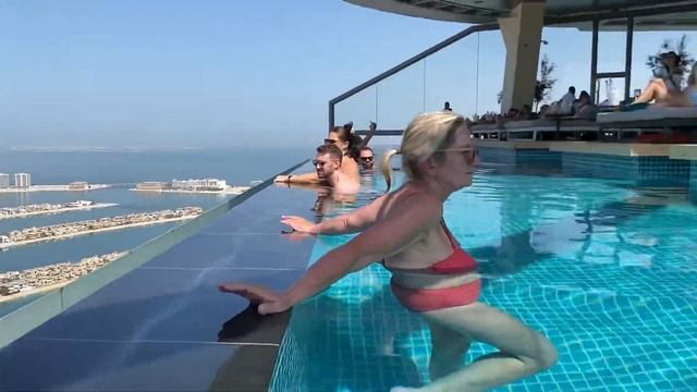 Aura Skypool, Dubai. Инфинити бассейн на 50 этаже. смотреть онлайн