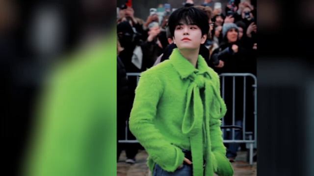 Seungmin STRAY KIDS Was Stunning At The Loewe Paris FW Event And Interacted With Many Artists смотреть онлайн