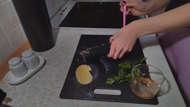 Запеченная скумбрия с лимоном, простое и сытное рыбное блюдо смотреть онлайн