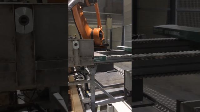 Как работает робот KUKA на заводе по производству ламината смотреть онлайн