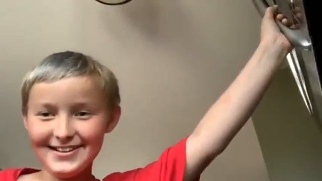 Юный стример хотел поджарить своего кота в микроволновке смотреть онлайн