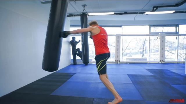 Атакующие комбинации руки+ноги: техника, отработка | ТАЙСКИЙ БОКС | 4MMA смотреть онлайн