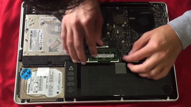 Upgrading the Late 2011 MacBook Pro to 16 GB of RAM! смотреть онлайн