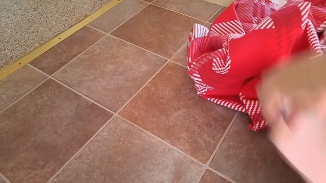 Max Exploring Under The Sheets смотреть онлайн