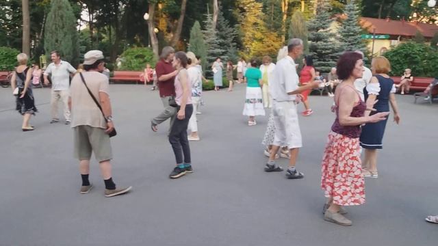 Харьков; танцы в парке;"Будь со мной!" смотреть онлайн