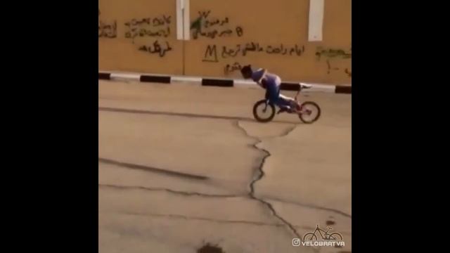 Арабские дети дрифтуют на велосипеде