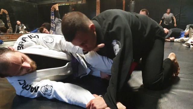 BJJ проход полузащиты с коленом-щитом/half guard knee-shield pass смотреть онлайн