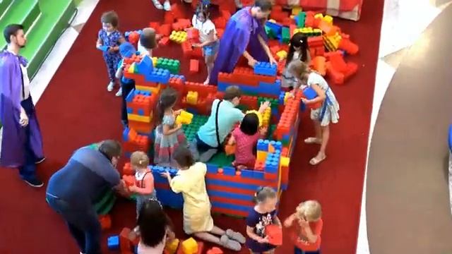 Дети строят замок из большого конструктора в Детском мире на Лубянке смотреть онлайн