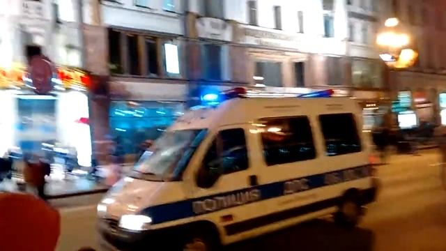 Полиция освобождает проезжую часть, после Салюта Победы смотреть онлайн