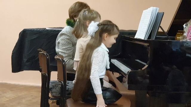 Д. Уотт "Три поросенка" исп. ученицы 1 класса С. Дорохова и Ю. Королёва с Еленой Алексеевной. смотреть онлайн