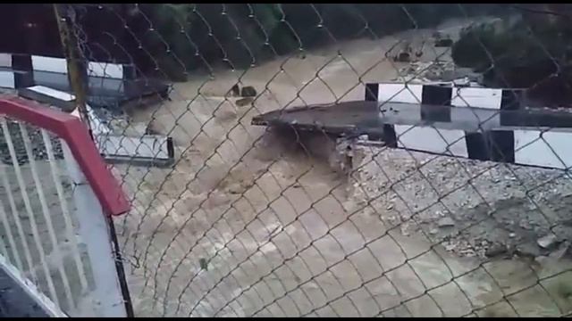 В Сочи снова смыло мост в нижней шиловке смотреть онлайн