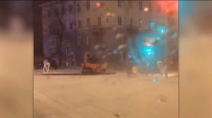 Дорожники кладут асфальт в снег