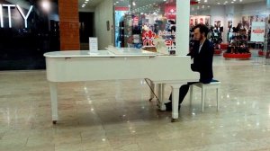 Игра на рояле в торговом центре!