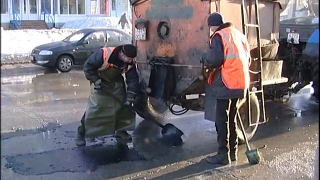 Череповецкие дорожники ремонтируют ямы в круглосуточном режиме смотреть онлайн