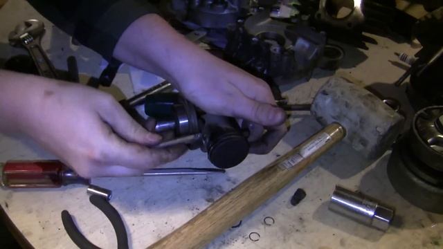 How to Drop & Rebuild a Honda Hobbit PA50 II Moped Engine Step by Step смотреть онлайн