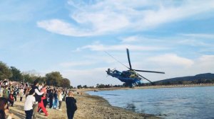 Низкий пролет боевого вертолета над озером в Пятигорске