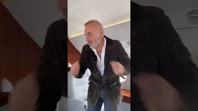 "Танцующий миллионер" Джанлука Вакки в личном самолёте смотреть онлайн