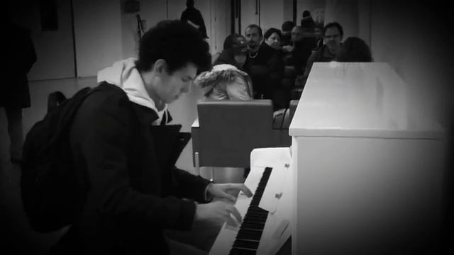 Виртуоз на пианино!Крутая игра на рояле смотреть онлайн