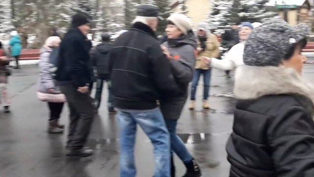 Я брошу мир к твоим ногам!!!??Танцы в парке Горького!!!??Харьков 2022 смотреть онлайн