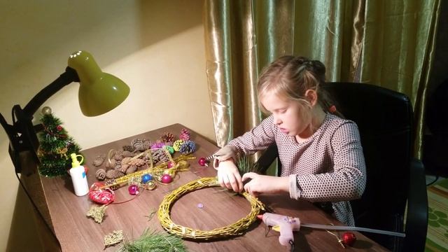 Мастеркласс от Лады по изготовлению новогоднего венка смотреть онлайн