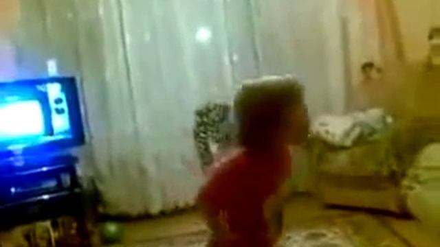 Маленькая девочка ругает родителей смотреть онлайн