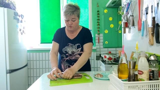 У кого что,а у нас селёдочка. смотреть онлайн