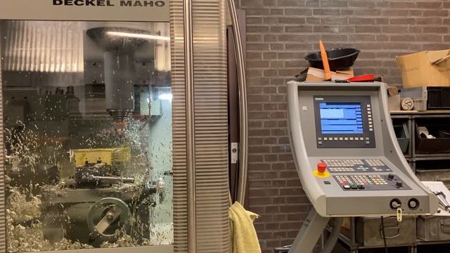 Deckel Maho DMU35 M machining with tool change by hand. смотреть онлайн