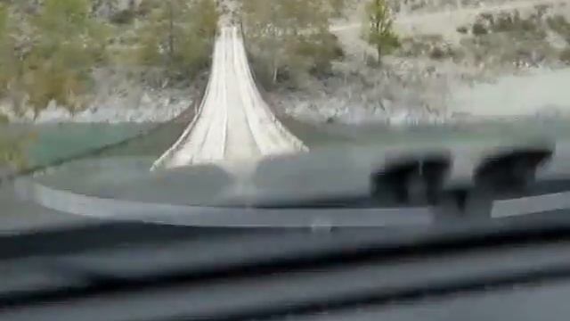 Алтай. По висячему мостику на автомобиле