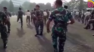 Буй Буй   Утренняя зарядка индонезийских солдат .В оригинале другая песня.