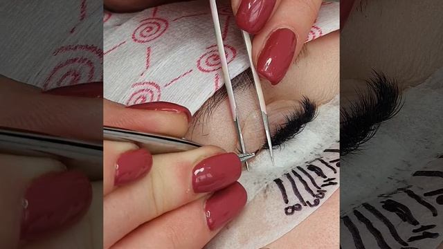 Постановка 3Д пучка в конце работы. Наращивание ресниц. Работа ученицы на повышении.