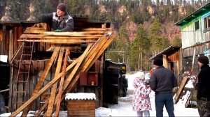 Один работает остальные смотрят. Навожу порядок во дворе. Сарайчику не повезло, баня напряглась.