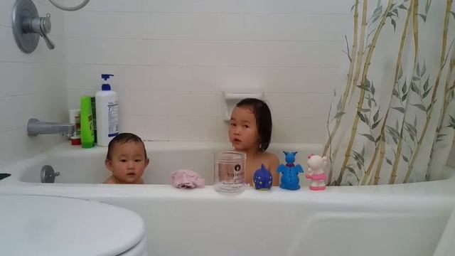 Don't bump your head Caterpillar! смотреть онлайн