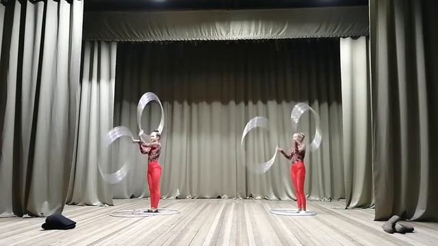 Игра с хула-хупами, валенки, цирковой номер смотреть онлайн