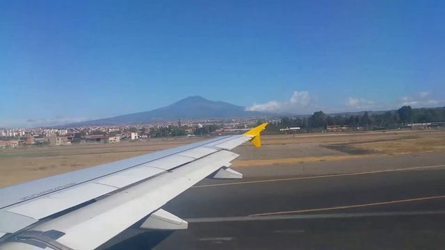 Ryanair take off from Catania–Fontanarossa airport with mount Etna view смотреть онлайн