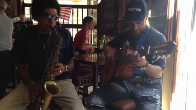 Spontaneous Cuban pulls out his saxophone in a bar in Havana смотреть онлайн