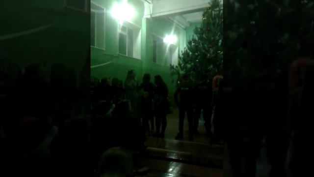 Новогодняя сценка \танец скибиди\ Батл Бузовой и Фэйса смотреть онлайн